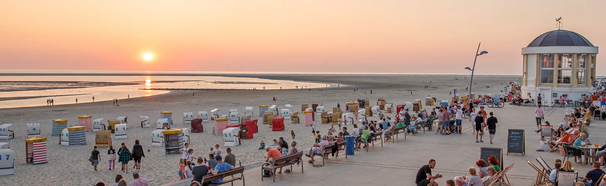 Strand auf Insel Borkum mit Menschen die Ferien machen