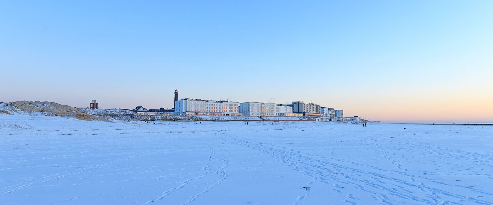 Schneebedeckte Ferieninsel Borkum im Winter